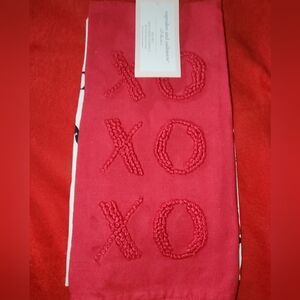 NWT XOXO CUPCAKE & CASHMERE 2PC TOWEL SET ❤️✨️